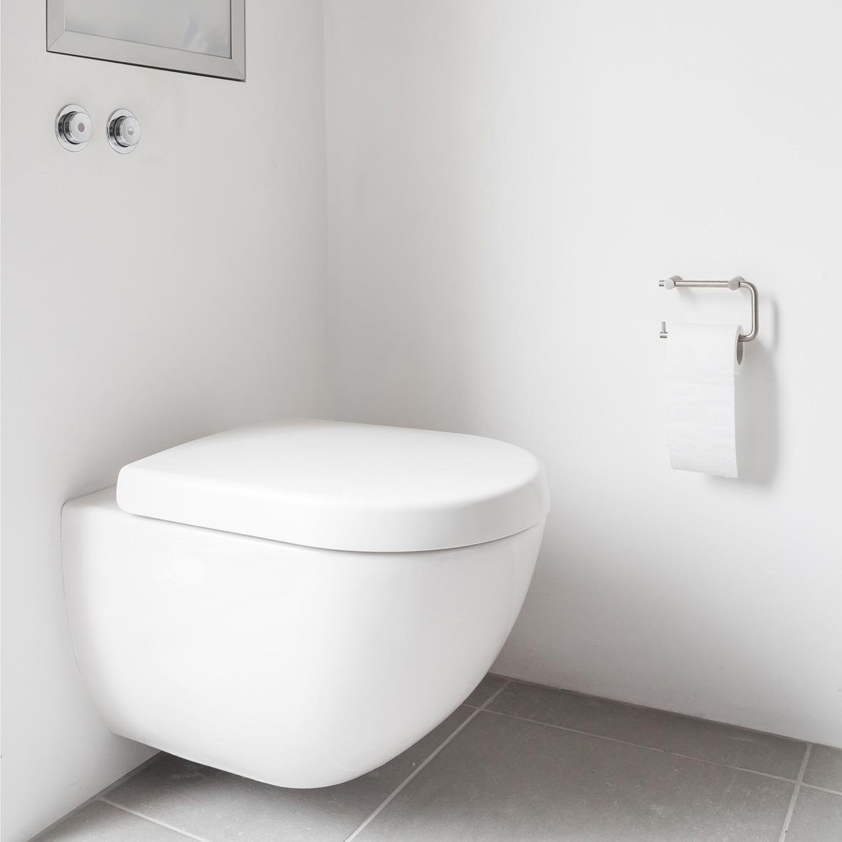 Toalett med vitt toalettpapper Katrin Toalett 360 Plus 2-lg på vägg