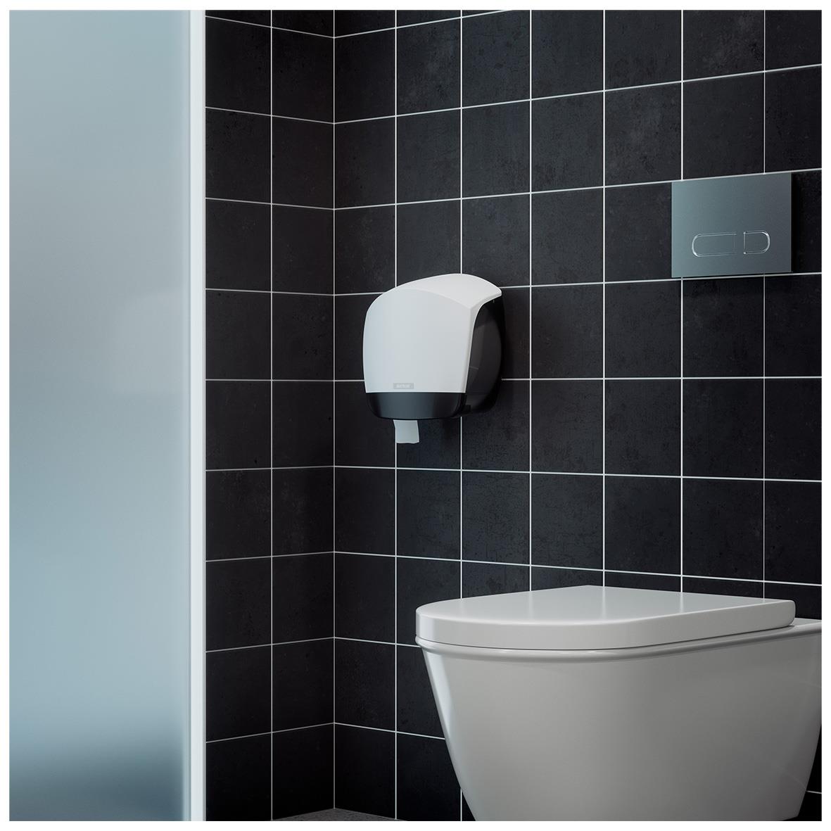 Toalettpapper Katrin Gigant S Plus 2-lg Vit 160m monterad i toalett i svart kakelvägg