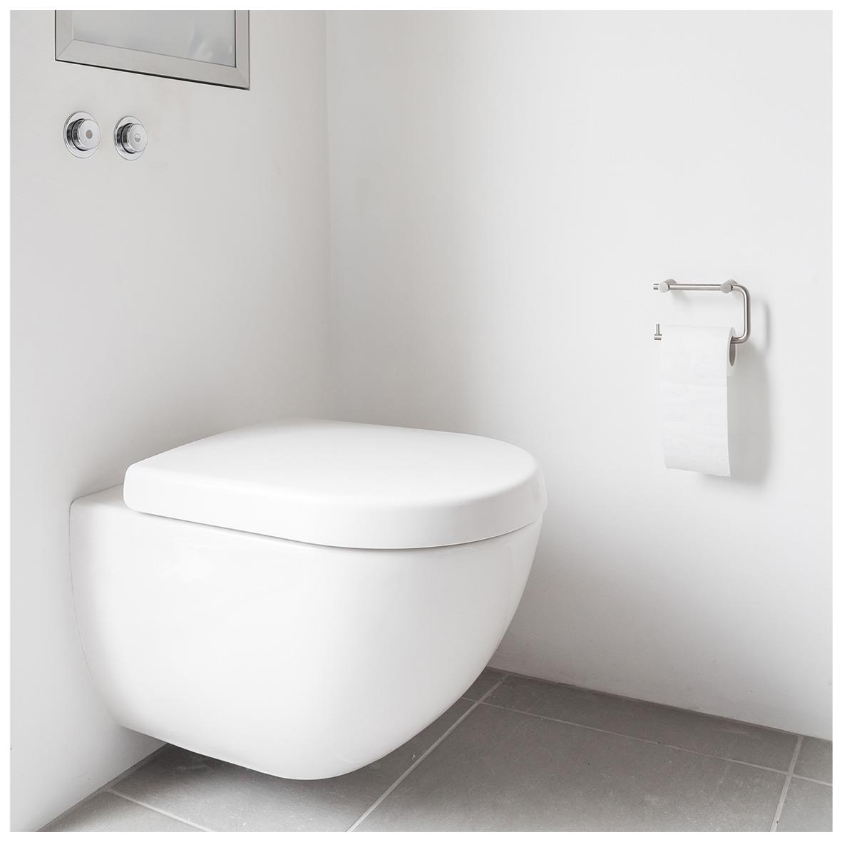 Toalett med Katrin Plus 285 Soft 3-lag vitt toalettpapper och väggmonterad toalettrullehållare i ett modernt badrum