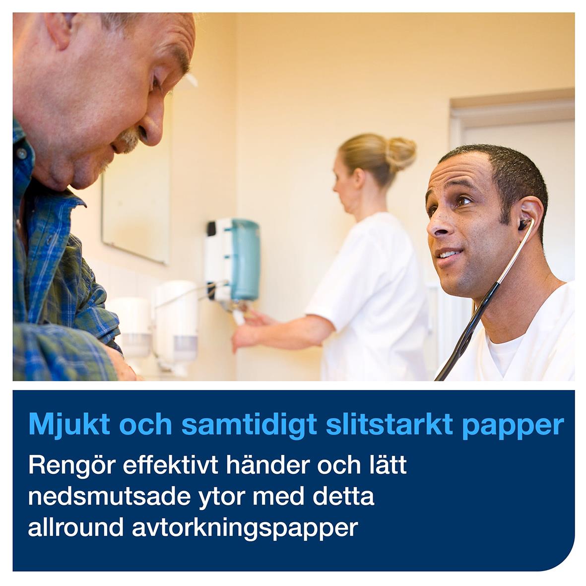 Två personer i ett samtal, en man med hörlurar och en kvinna i bakgrunden i ett medicinskt eller kontorsmiljö