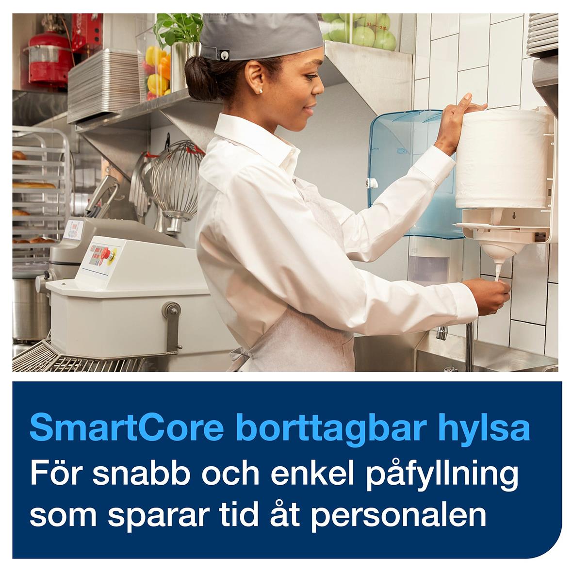 Kvinna fyller på torkpapper i kök, smart och enkelt för personalen