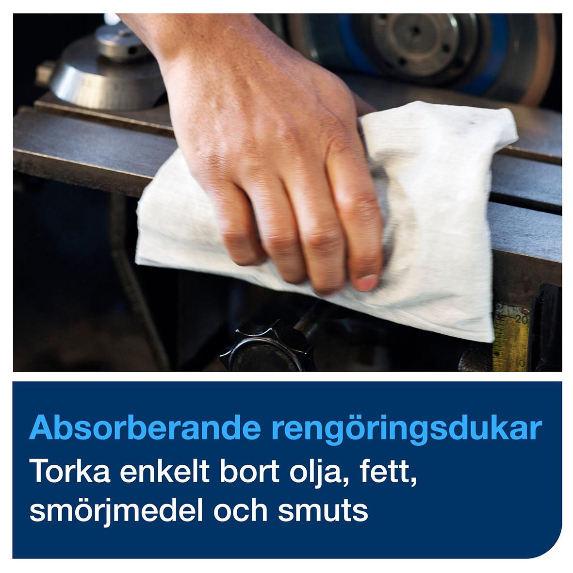 Person torkar en industrirulle med en vit rengöringsduk