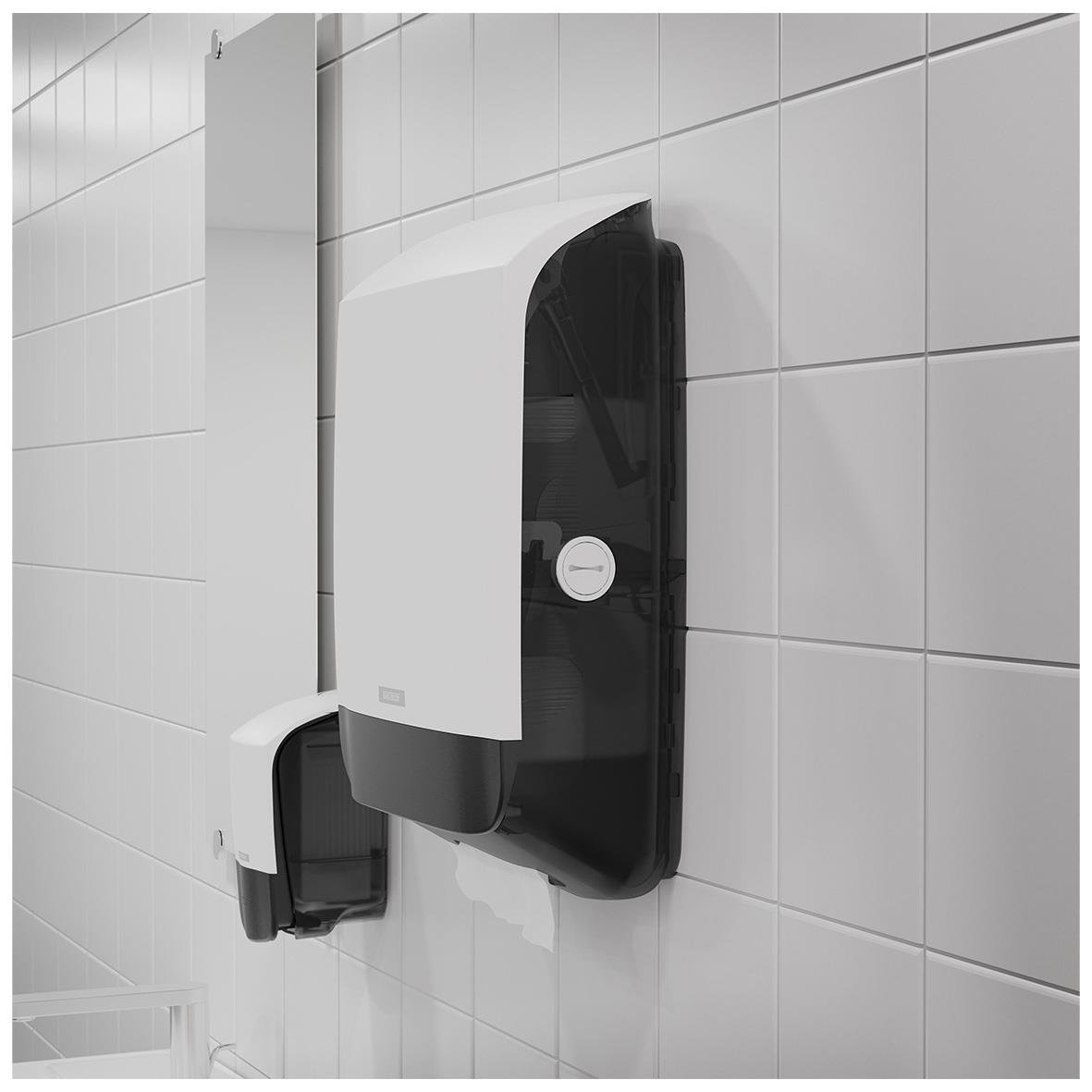 Väggmonterad pappershandduk Katrin W-Fold L Plus 3-lg 235x340mm i badrum med vita kakelväggar