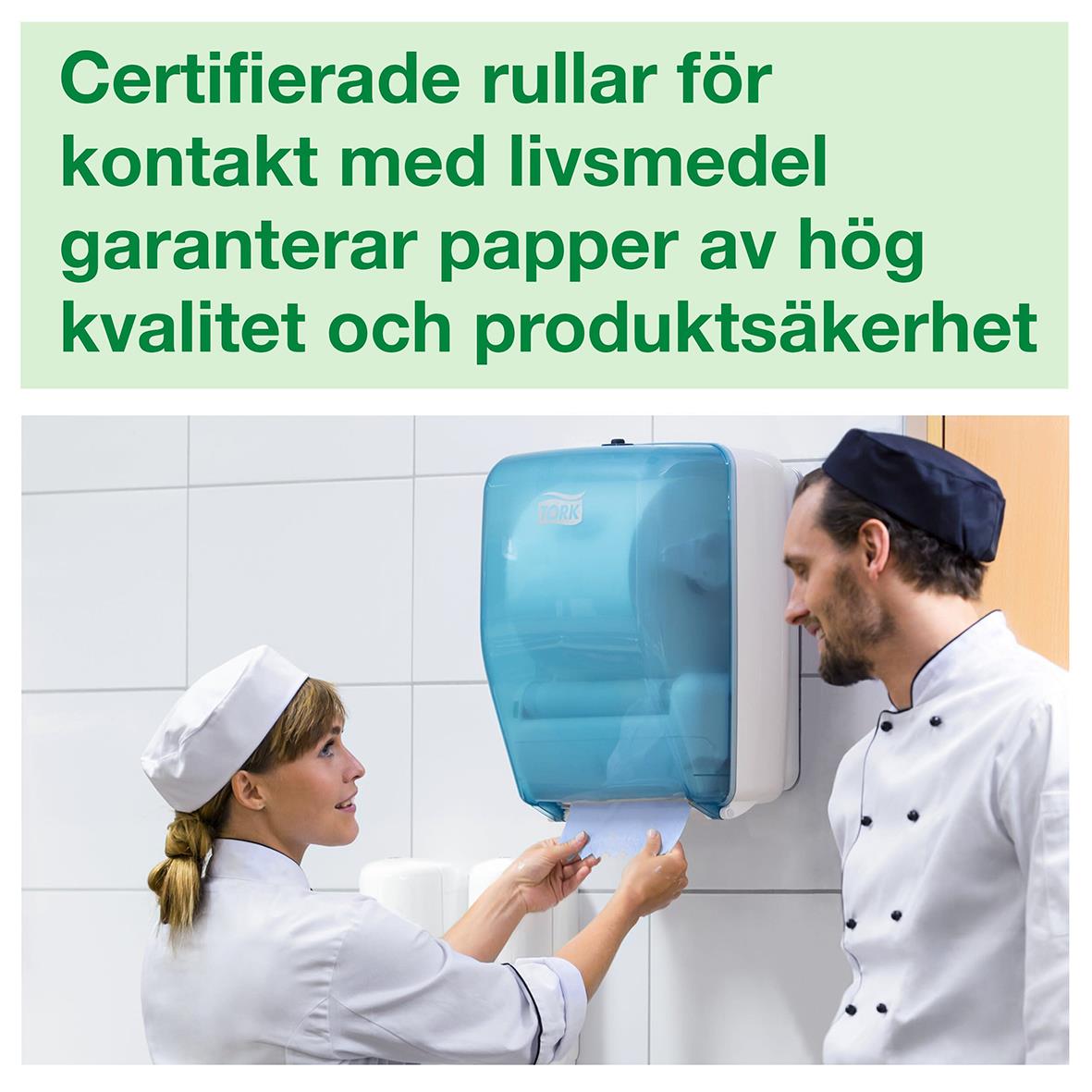 Två personer i arbetskläder använder en blå torkrullehållare i ett kök eller arbetsmiljö