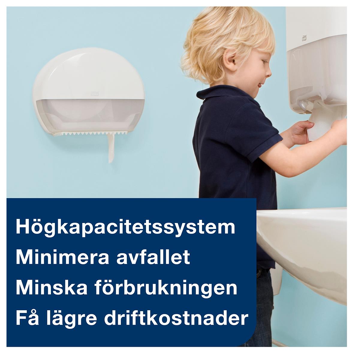 Barn som använder Tork T2 Mini Jumbo toalettpappersdispenser i ett badrum