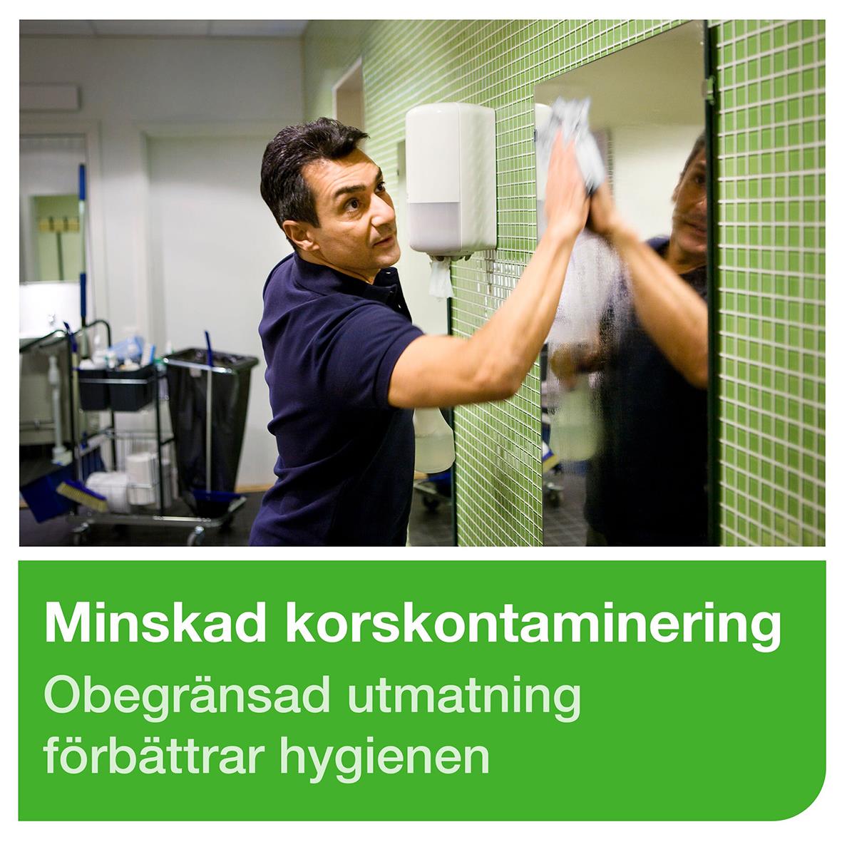 Person torkar en spegel i ett badrum med gröna kakelväggar, text om minskad korskontaminering och förbättrad hygien