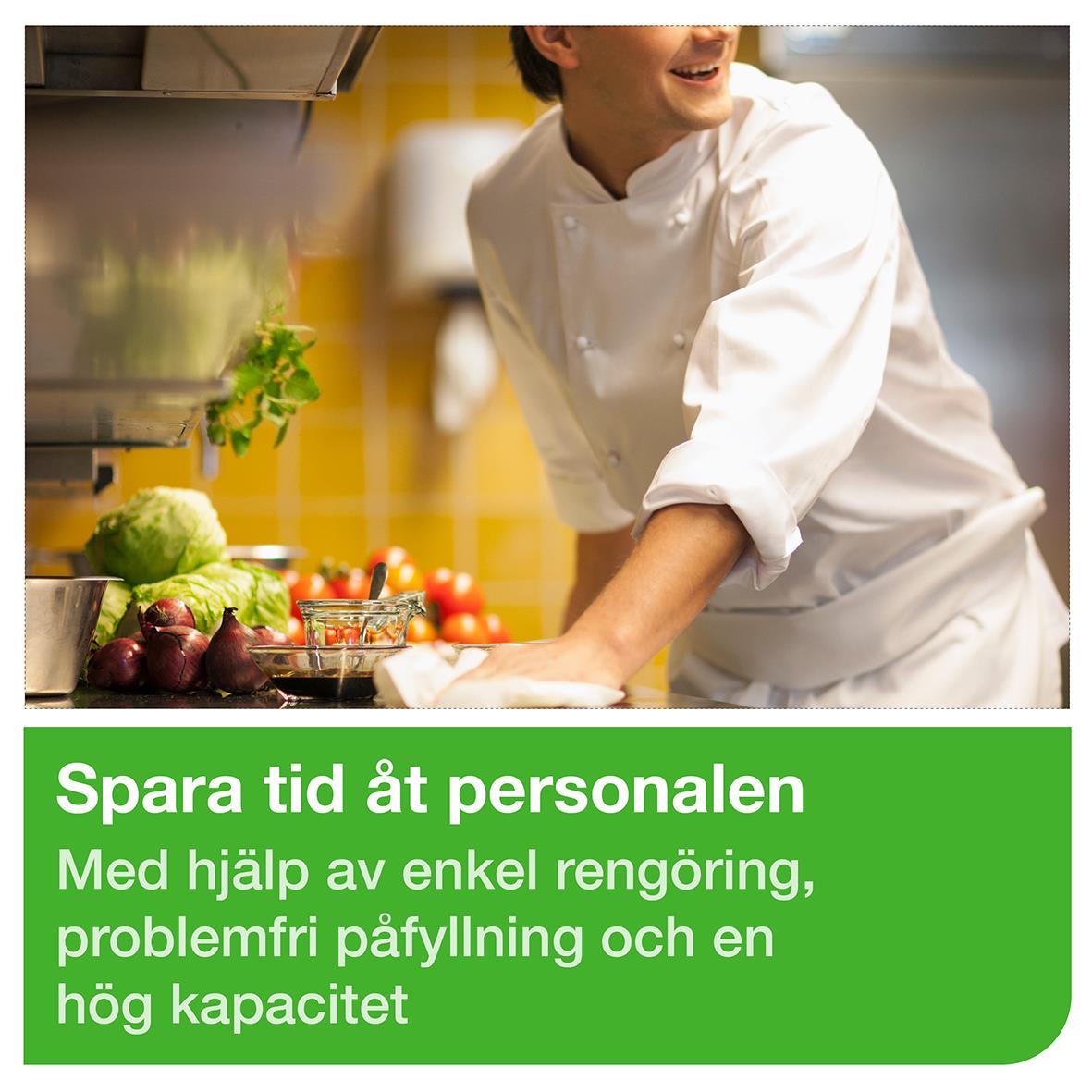 Kock i kök med diskhandskar, diskmedel och grönsaker, reklam för dispenser Torkrulle Tork M2 centrummatad vit