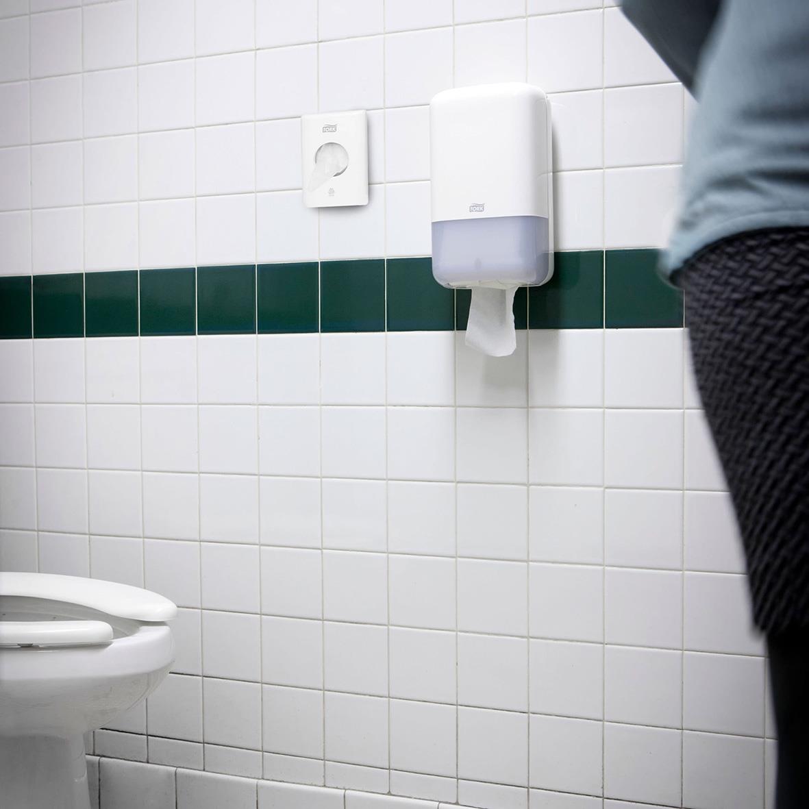 Vit sanitetspåshållare Tork B5 dispenser på toalettvägg