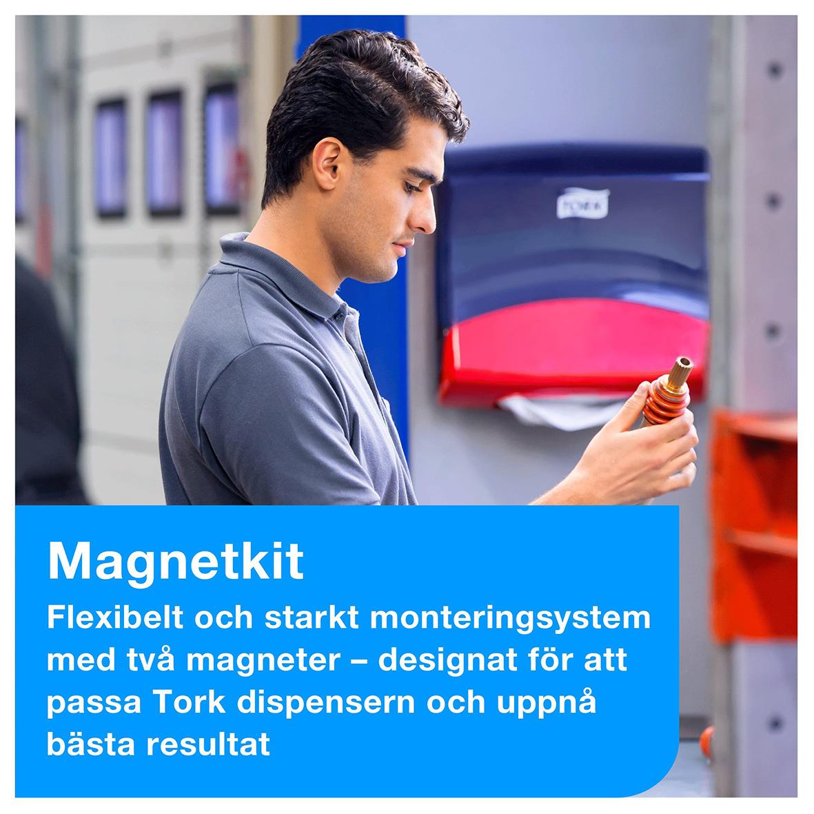 Man som använder Monteringskit Magnet Tork W4 för att montera med två magneter i ett industrimiljö