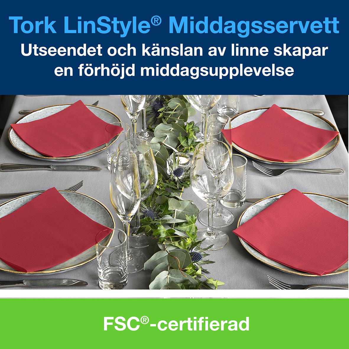 Servett Tork LinStyle Röd 39x39cm på dukning med glas och grönt mittparti