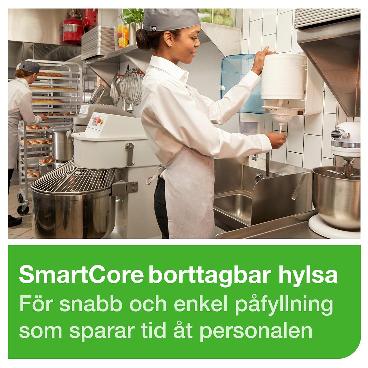 Kock i kök använder dispenser för Torkrulle Tork M4 Reflex för snabb och enkel påfyllning