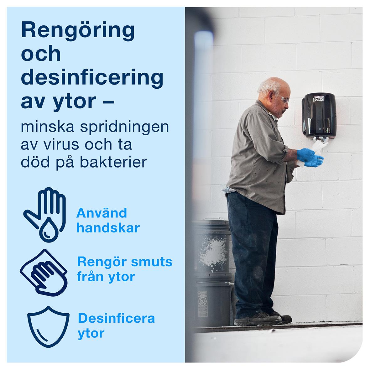 Man använder handskar för att rengöra och desinficera ytor med Tork W2 Maxi dispenser