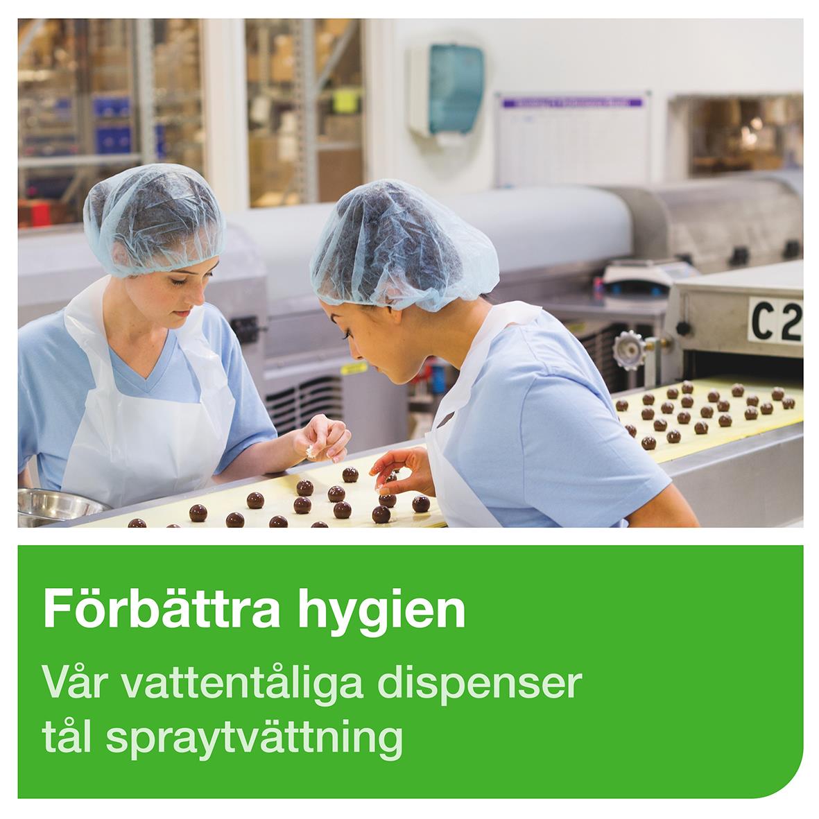 Två personer i skyddskläder och hårnät arbetar i en industriell miljö med en dispenser för tvättstation W6 Turkos/Vit