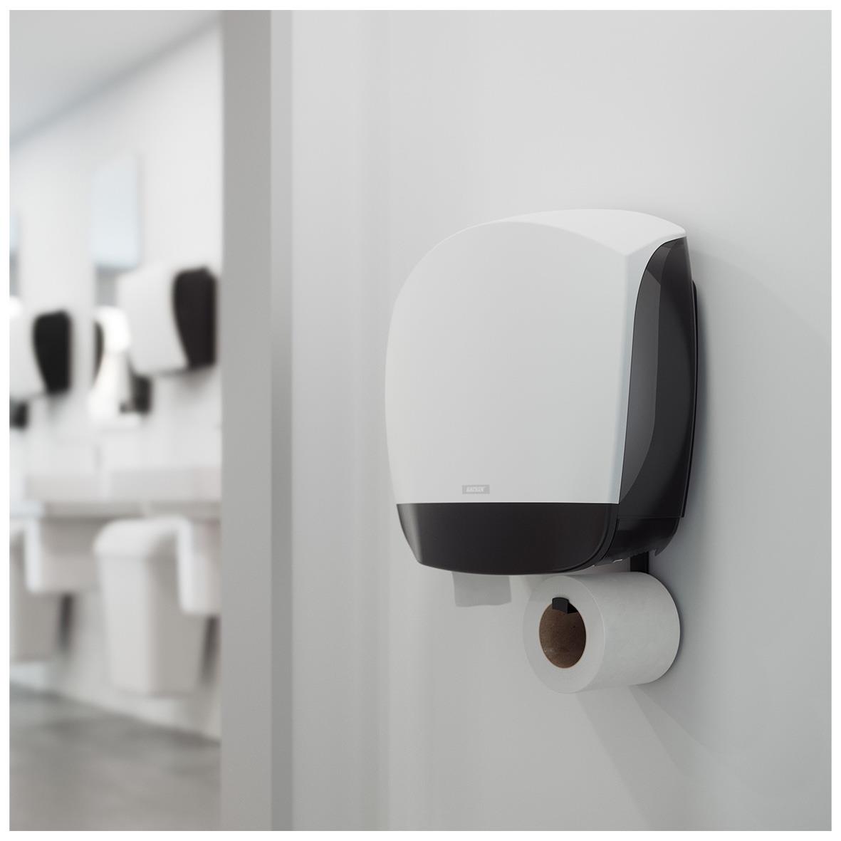 Vit Katrin Gigant S toalettpappersdispenser på vägg i offentlig toalett