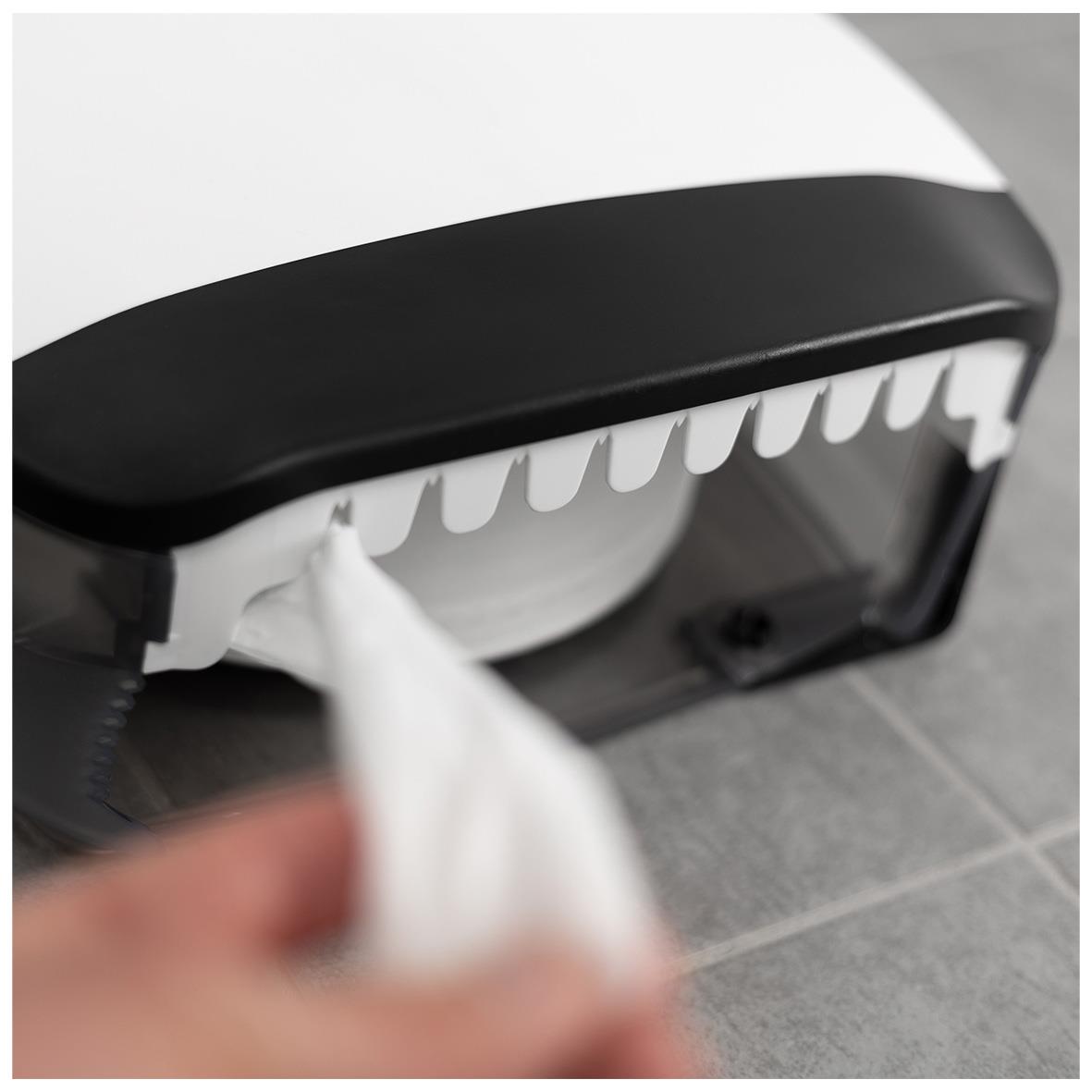 Dispenser för Katrin Gigant S vit toalettpapper, monterad på vägg med utkast för papper