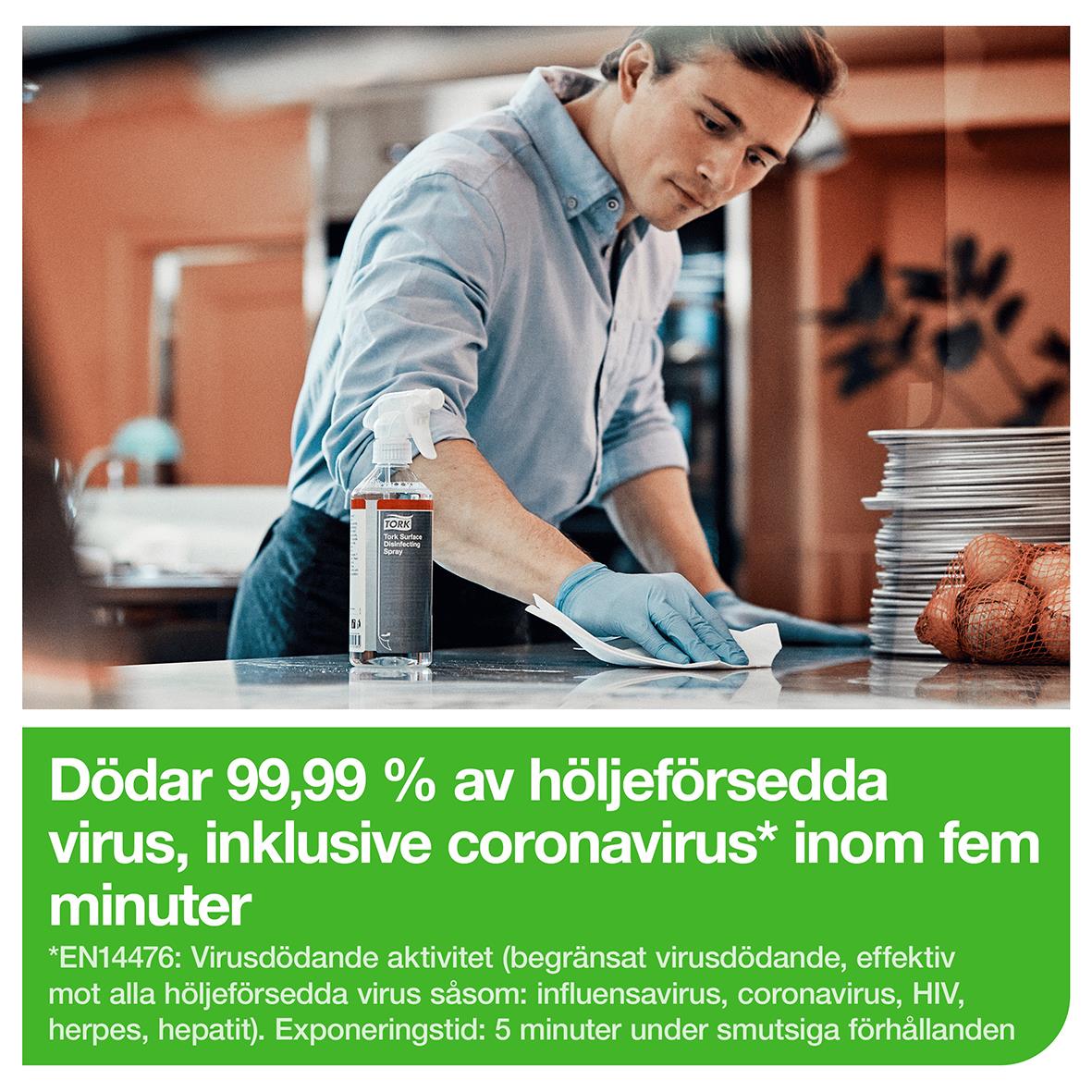 Man använder Ytdesinfektion Tork Spray 500ml för att döda 99,99 % av virus, inklusive coronavirus, på ytor inom fem minuter
