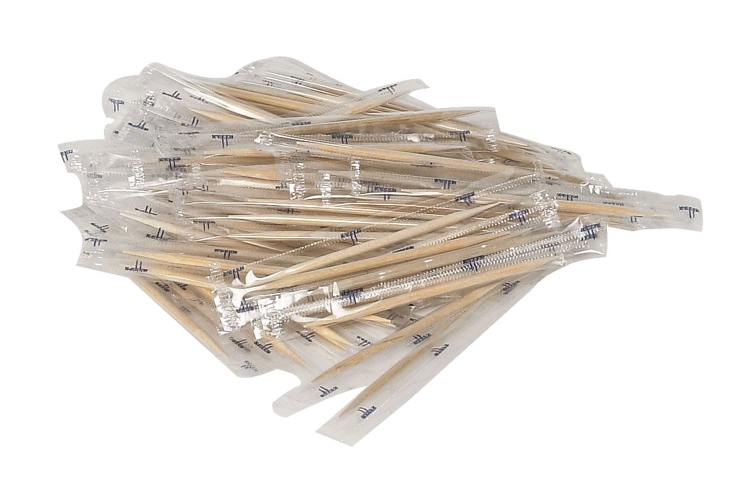 En bunt tandpetare i en enskild förpackning, rund form