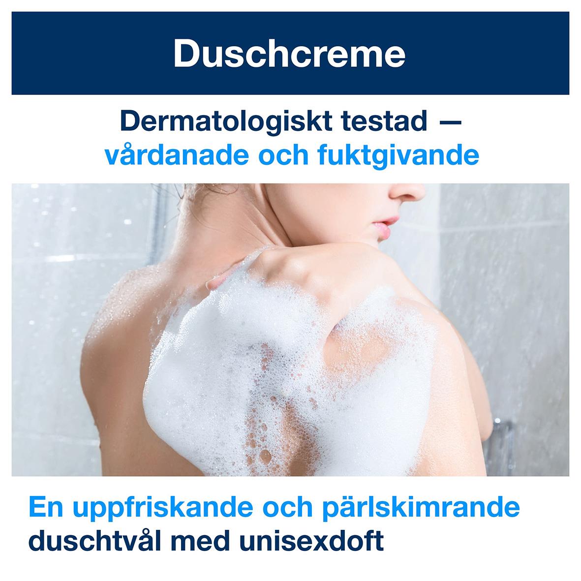 Kvinna tvättar axlar med skummande duschkräm i duschrum, dermatologiskt testad och parfymfri 1L