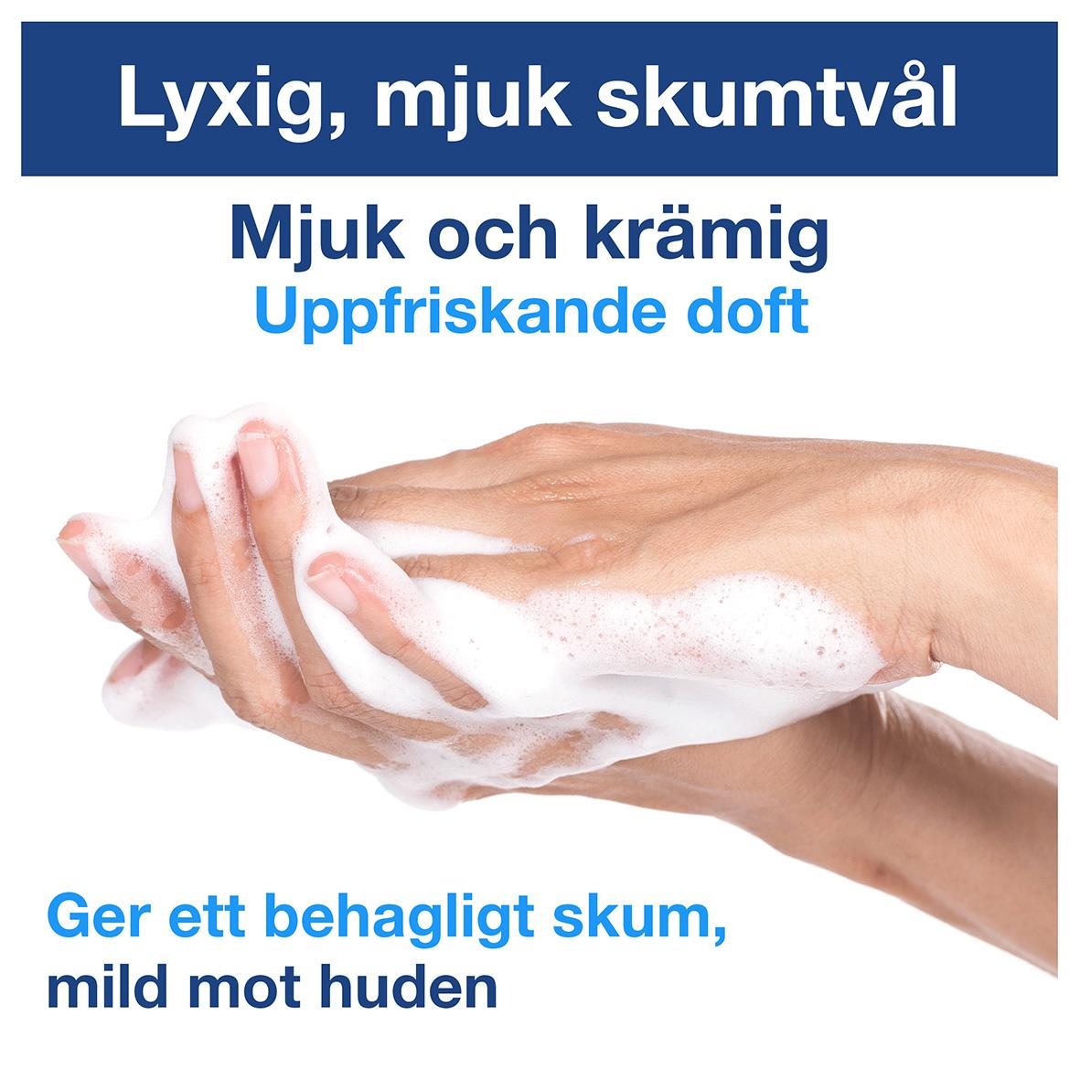 Hand som tvättar sig med skumtvål Tork S3 Premium Exklusiv 800ml, lyxig och krämig, ger ett behagligt skum och mild mot huden