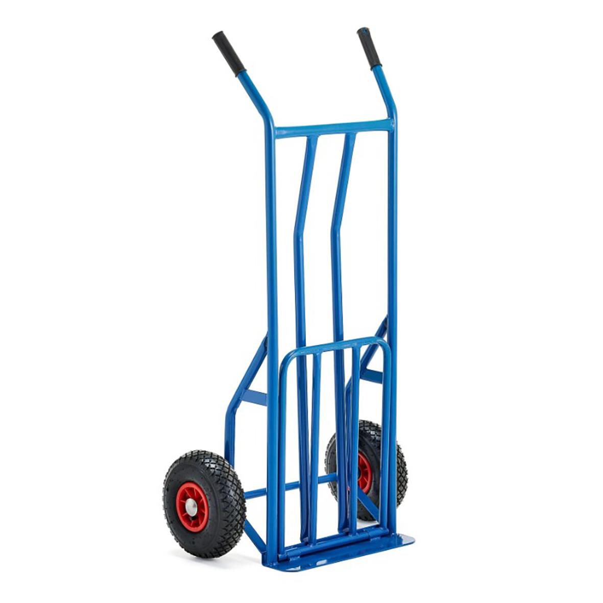 Blå handtruck med svarta hjul och röda nav, används för att flytta tunga föremål