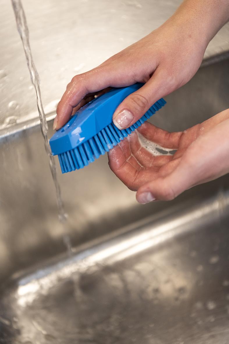 Hand- och nagelborste Vikan Hård Röd 130mm används för rengöring av händer under rinnande vatten