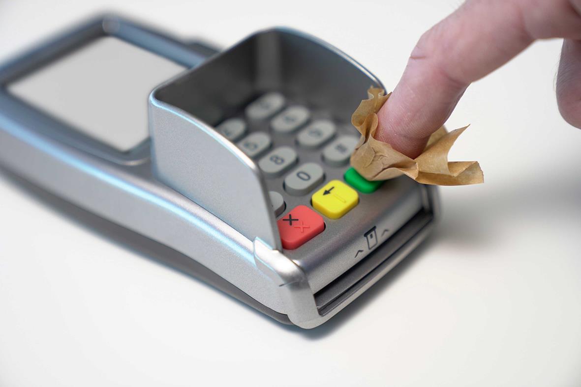 Svart fingerbeskydd på en betalterminal