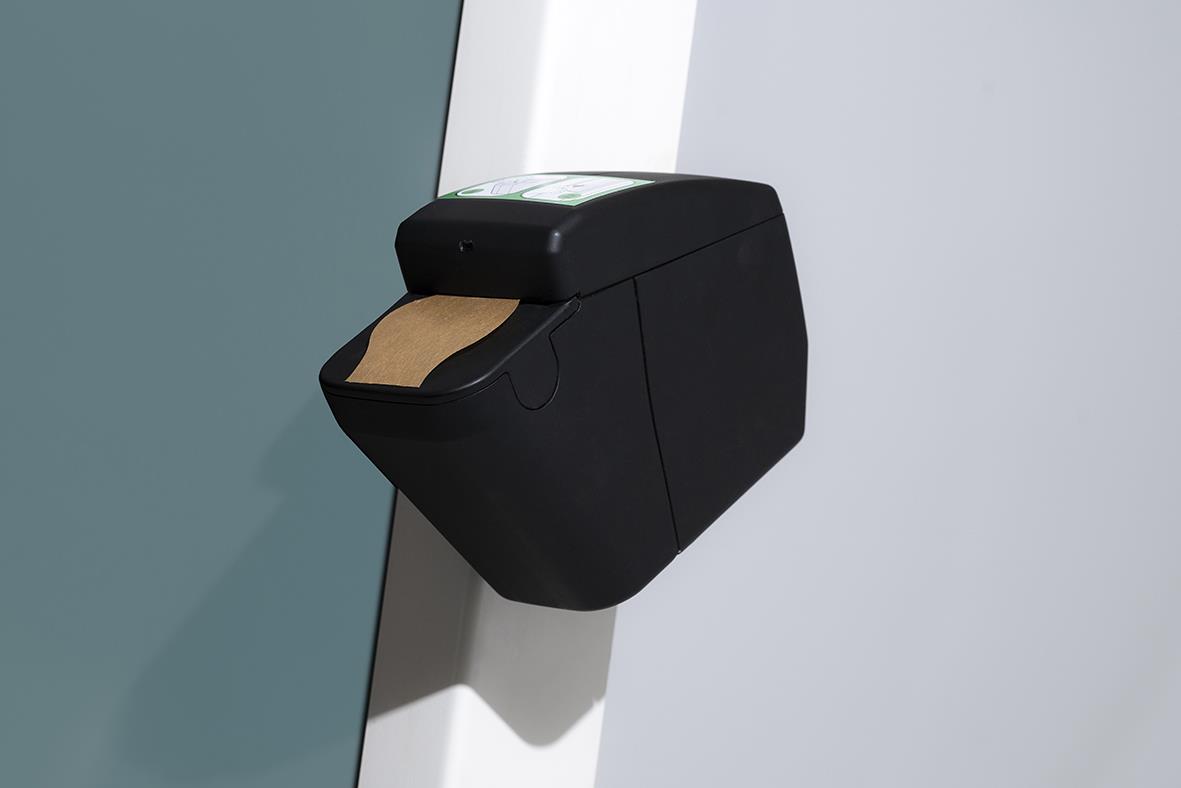 Svart fäste till dispenser för papper, monterat på vägg, mått 112x83x76mm