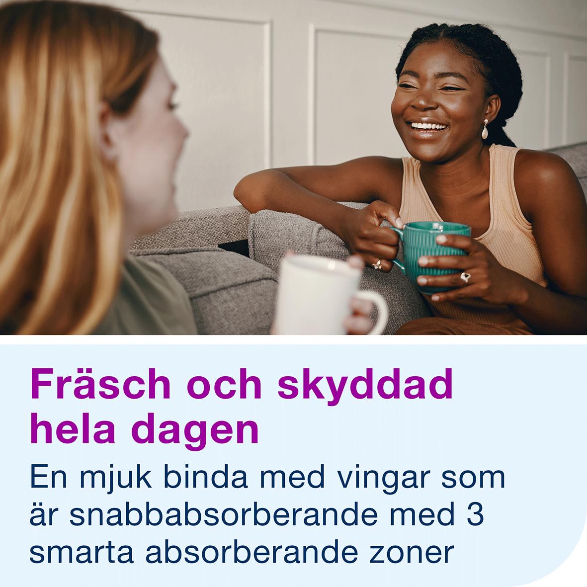 Kvinna som ler och pratar med en annan person, håller en kopp, i ett hem. Reklam för Libresse Ultra+ med vingar, fräsch och skyddande hela dagen.