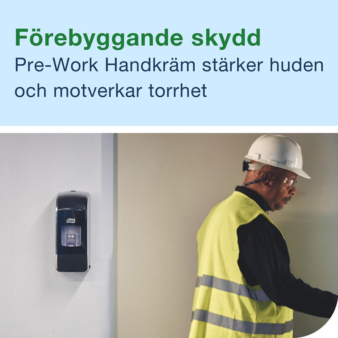 Person i säkerhetsväst och hjälm använder handkräm på väggmonterad dispenser för att skydda huden