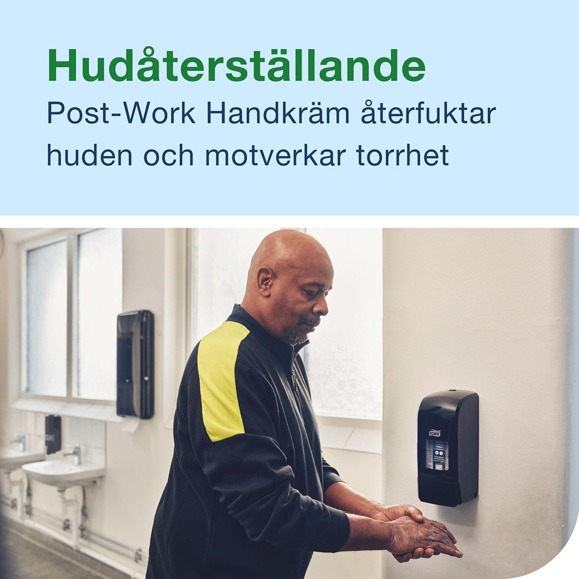 Man använder handkräm för att återfukta huden efter arbete, i ett industriellt miljö.