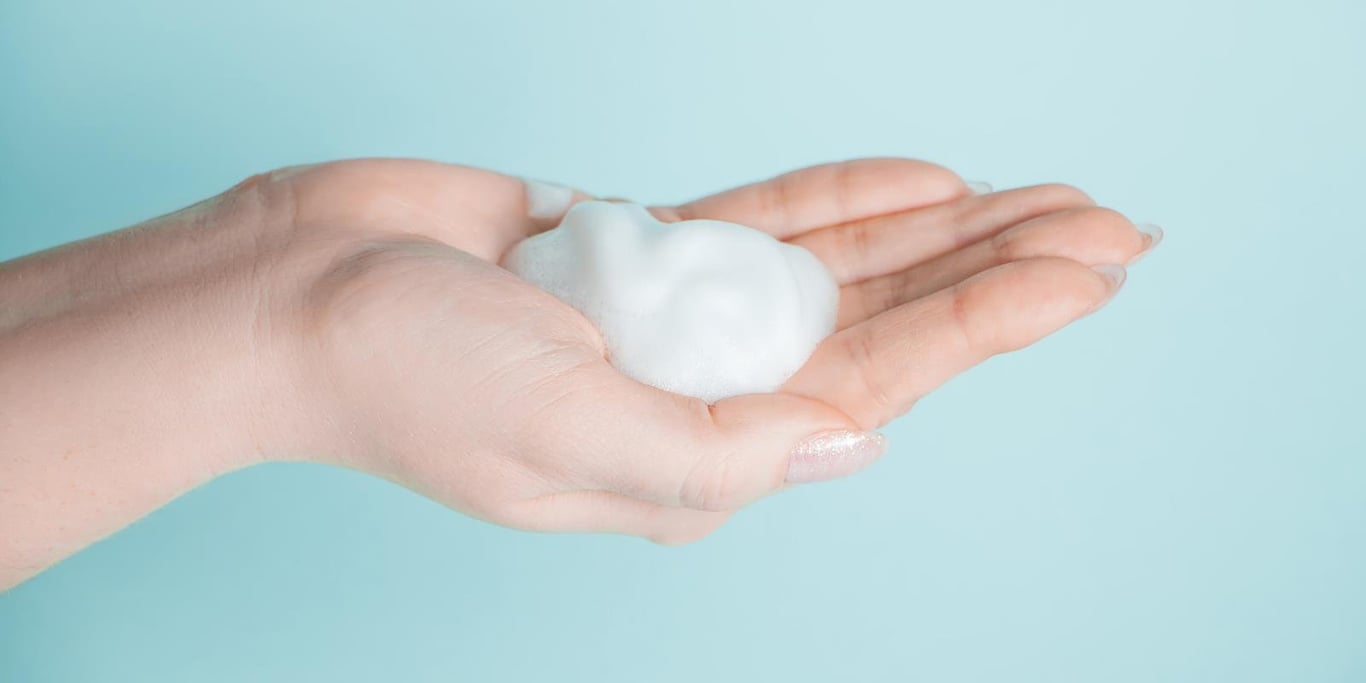 Hand med skum av alkoholfri handdesinfektion Sanify 1L