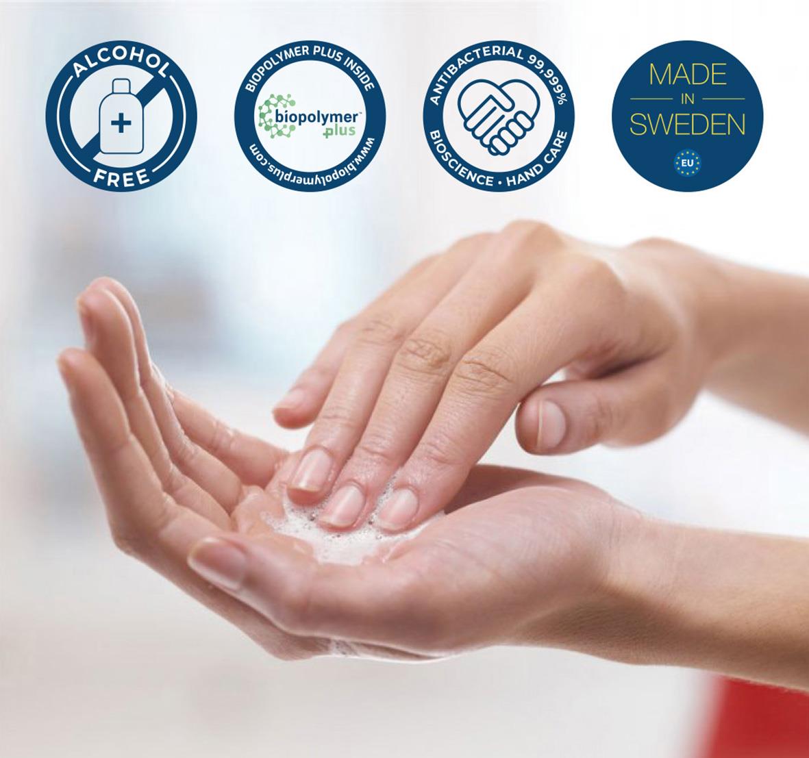 Person som använder handdesinfektion Sanify Alkoholfri 1L, visar handrengöring utan alkohol, med svenska märkningar och symboler