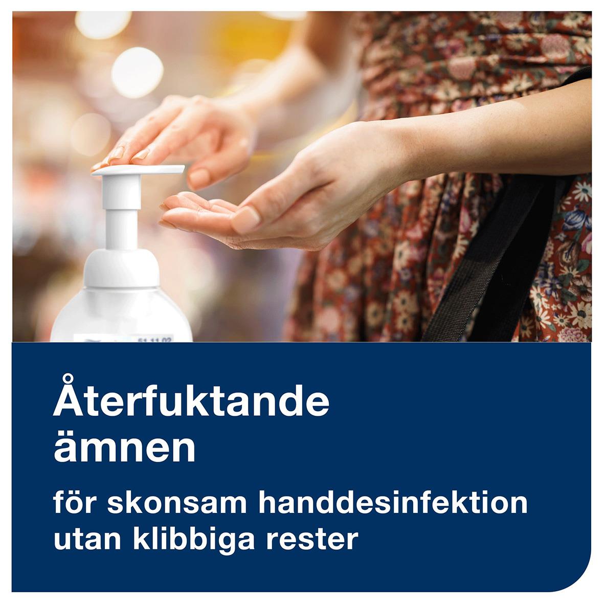 Person använder handdesinfektionsskum från pumpflaska utomhus, etikett visar att det är för skonsam handdesinfektion utan klibbiga rester