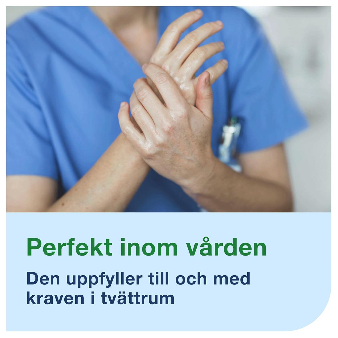 Person i blå arbetskläder använder handdesinfektion i ett vårdmiljö, med text om produkten och dess användning i tvättstuga.