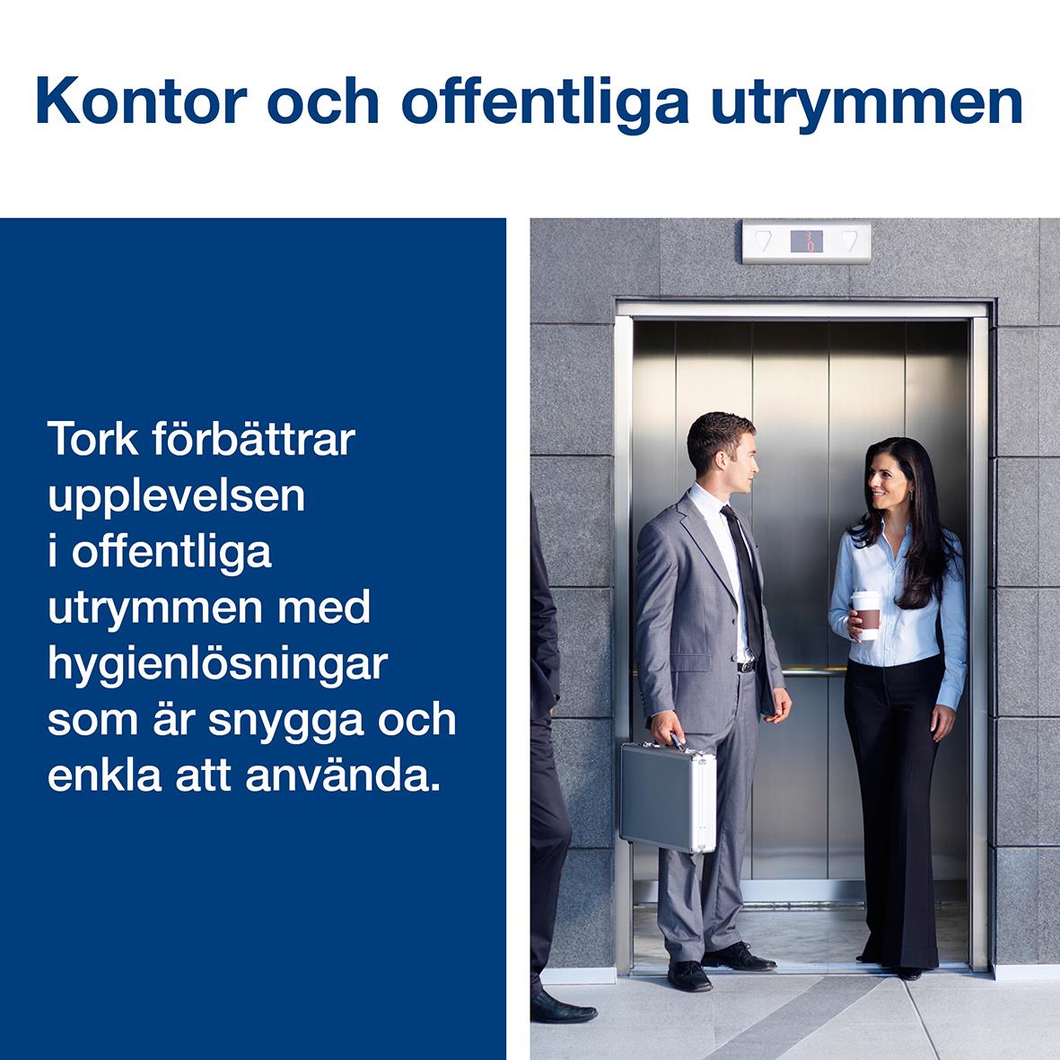 Två personer står utanför en hiss i ett kontorsutrymme, en av dem håller en kopp och den andra har en portfölj, väggarna är av sten.