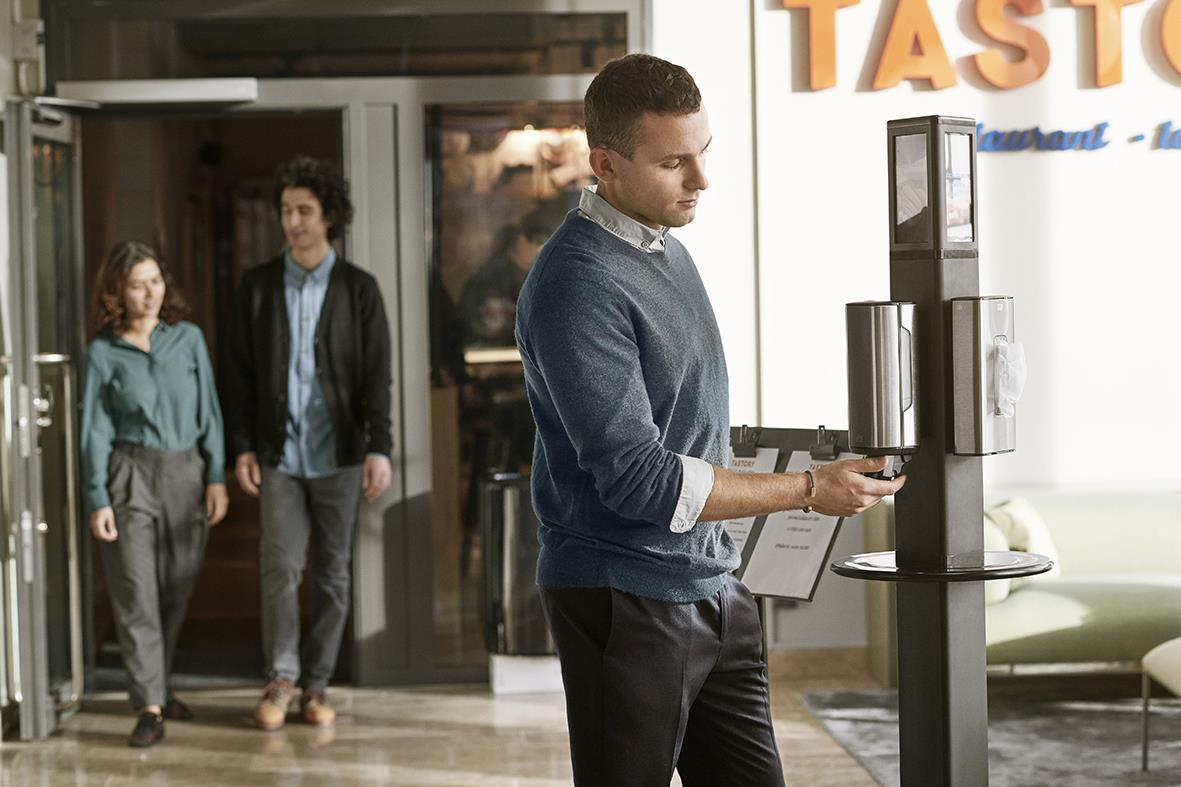 " Tork utan dispenser i tre sidor, placerad i en offentlig miljö med personer i bakgrunden"