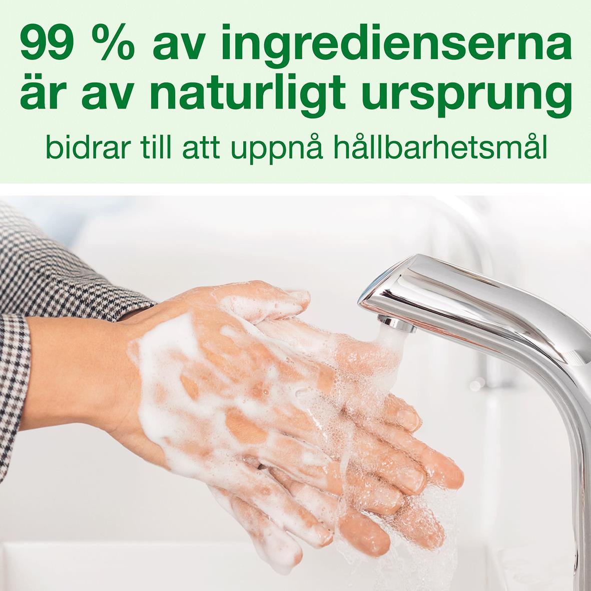 Person tvättar händer med skumtvål under rinnande vatten, text om naturliga ingredienser och hållbarhet