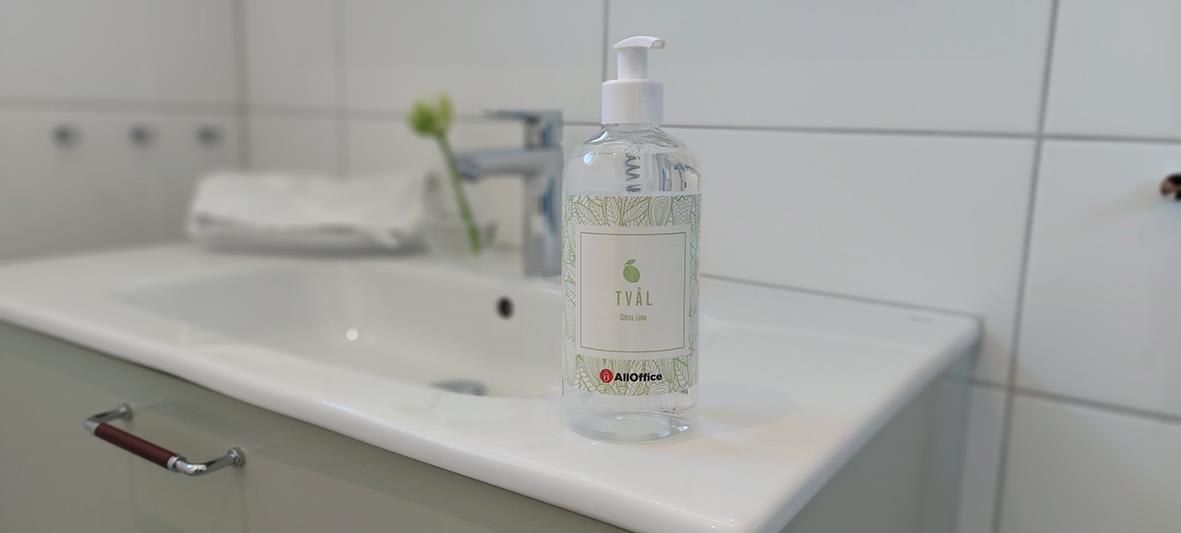 Flytande tvål AllOffice Citrus/Lime pump 500ml på badrumsskrivbord