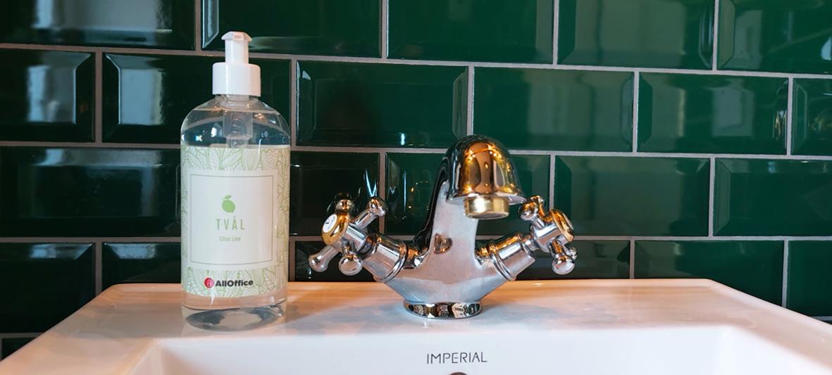 Flytande tvål AllOffice Citrus/Lime pump 500ml på handfat med grön kakelbakgrund