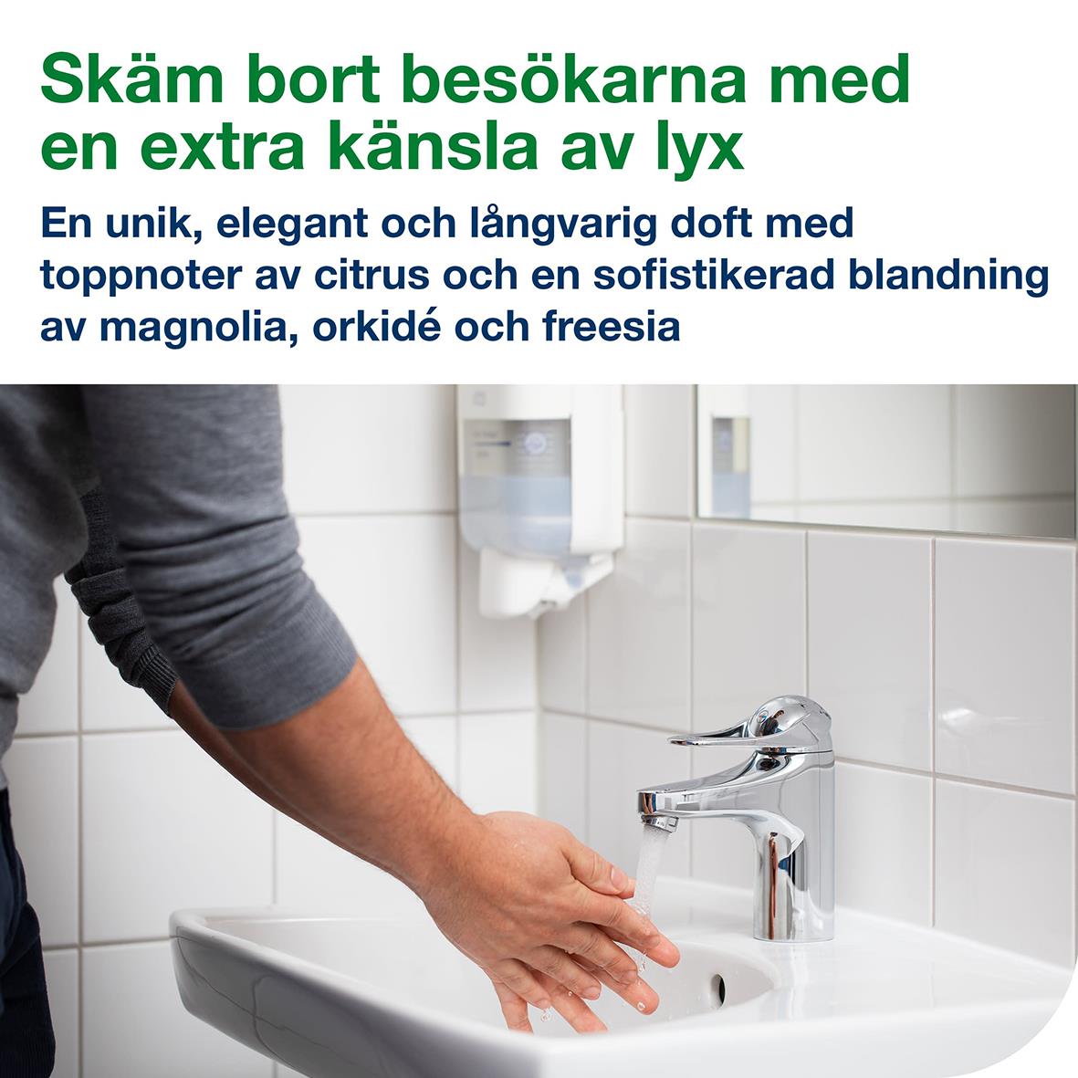 Person sköljer händer under flytande skumtvål Tork S5 Luxury Mini i badrum