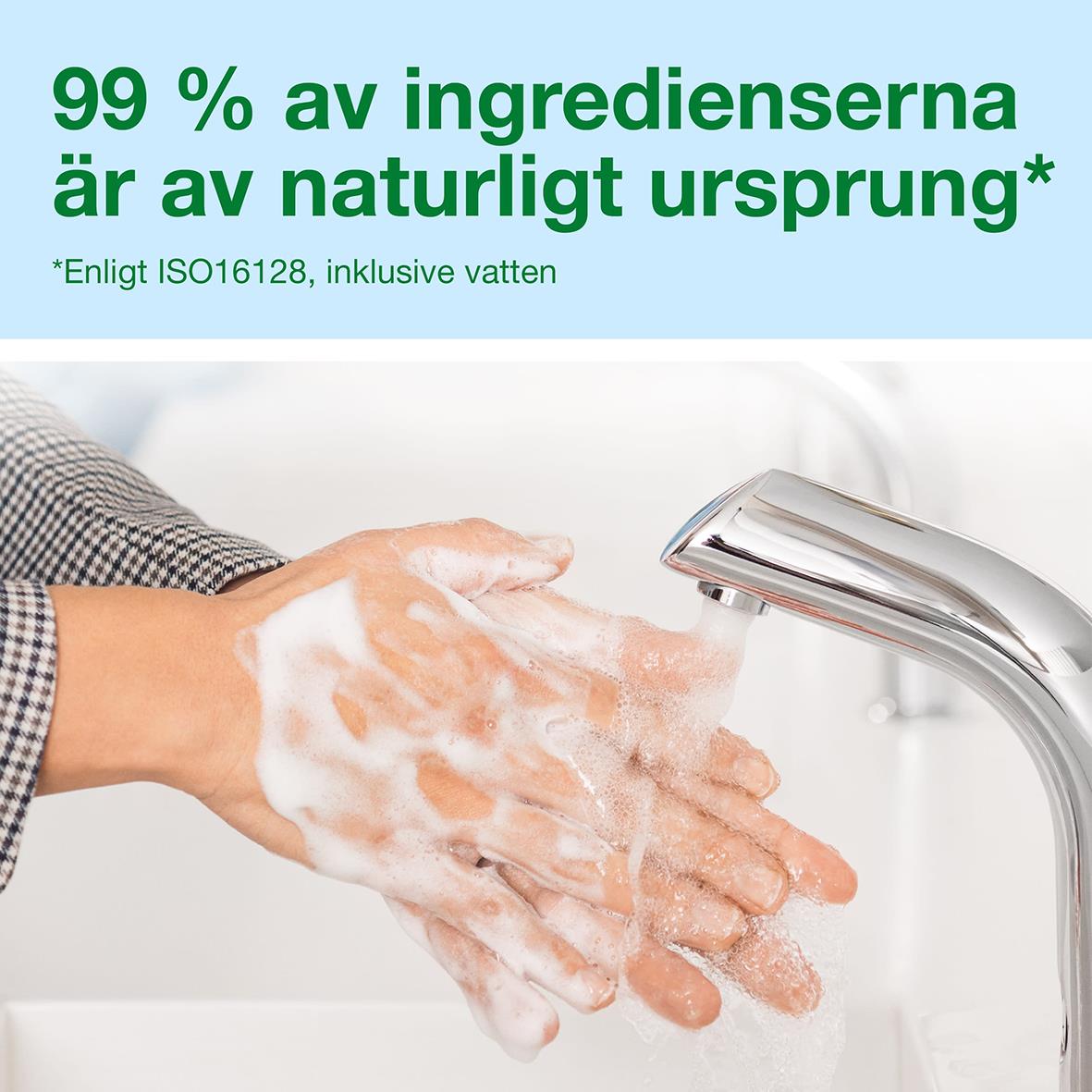 Person tvättar händer med skumtvål under rinnande vatten, text om naturliga ingredienser