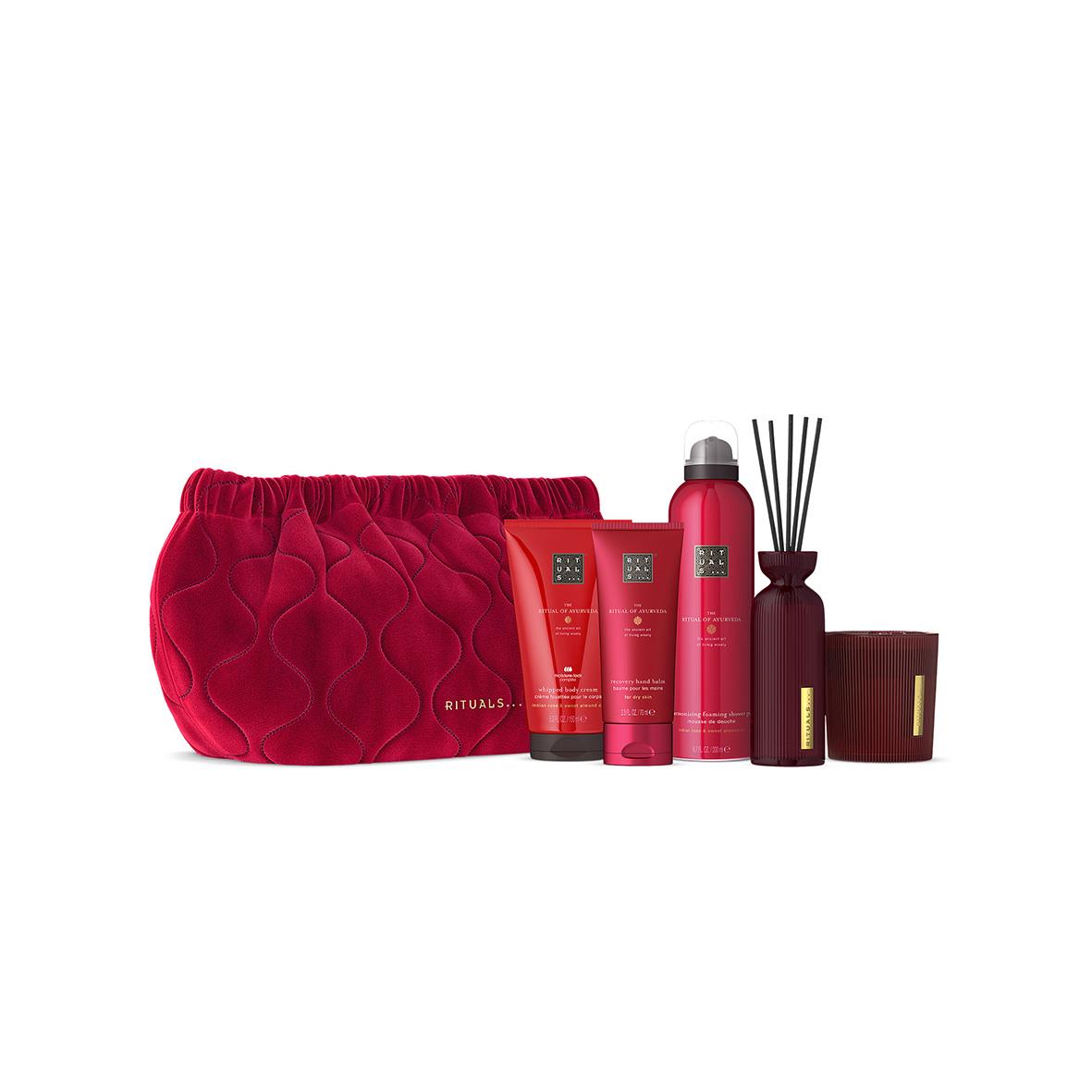 Rött gåvoset från Rituals of Ayurveda med necessär, kroppsvårdsprodukter, doftpinnar och doftljus