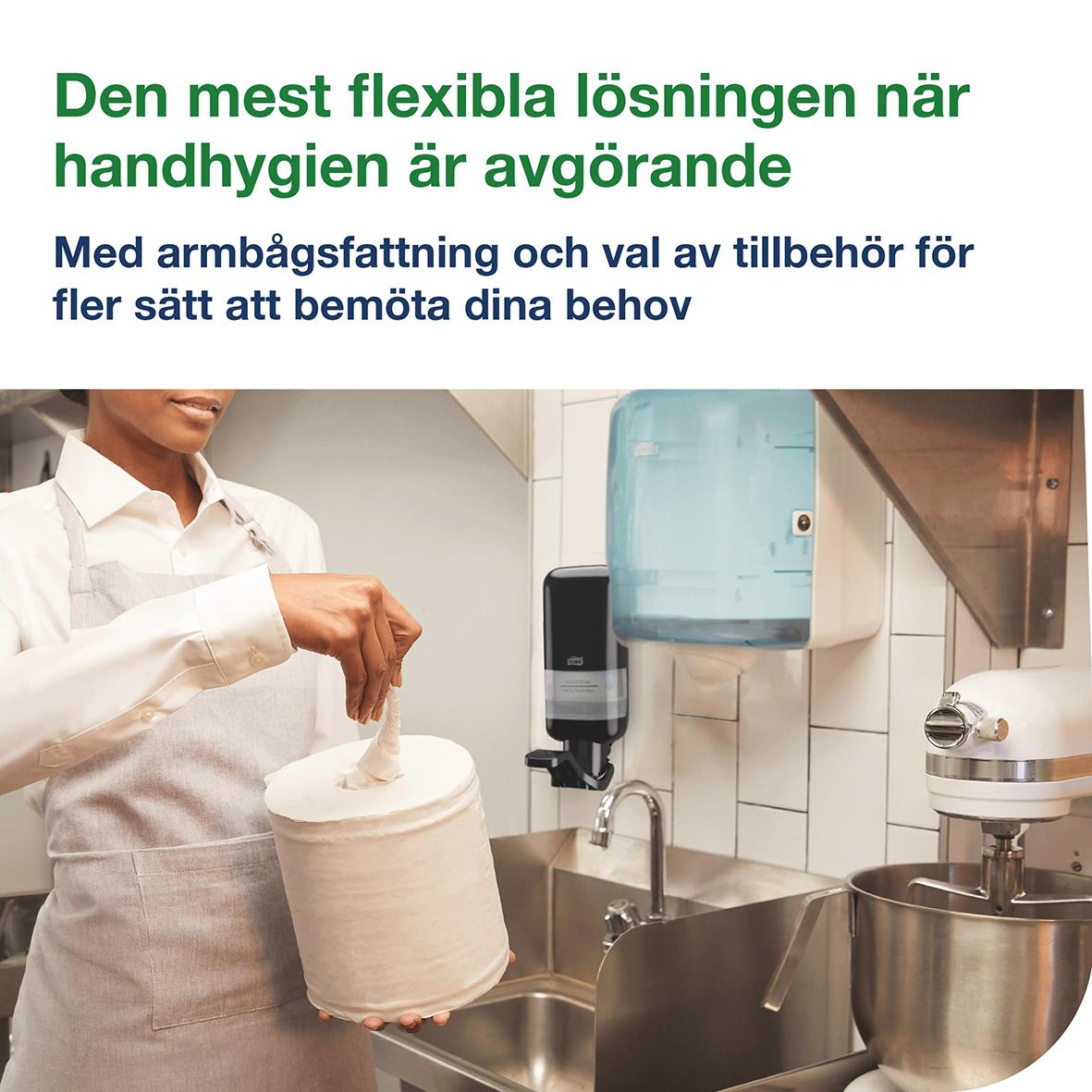 Person använder dispenser Tork S4 med armbågsfattning i kök eller arbetsmiljö