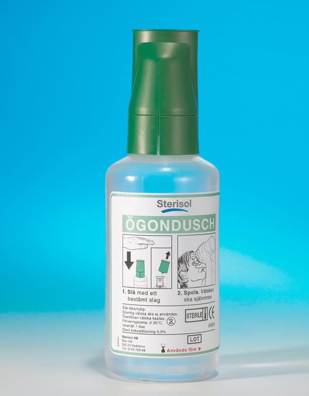Sterisol ögondusch refill 1L i grön och vit flaska mot blå bakgrund