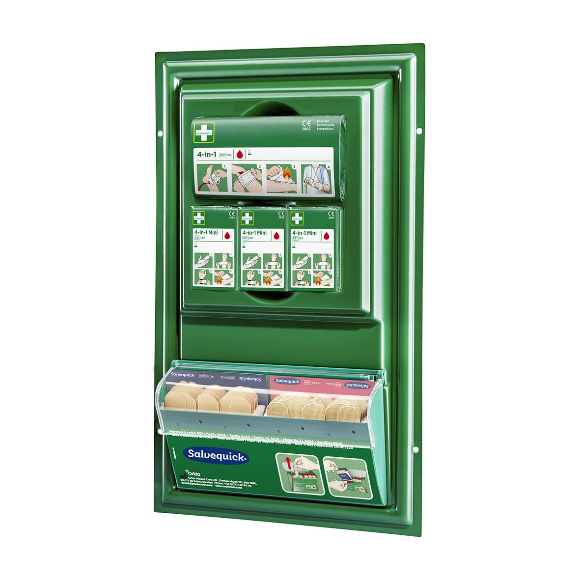 Första hjälpen station i grönt skåp med instruktioner och förbandsmaterial