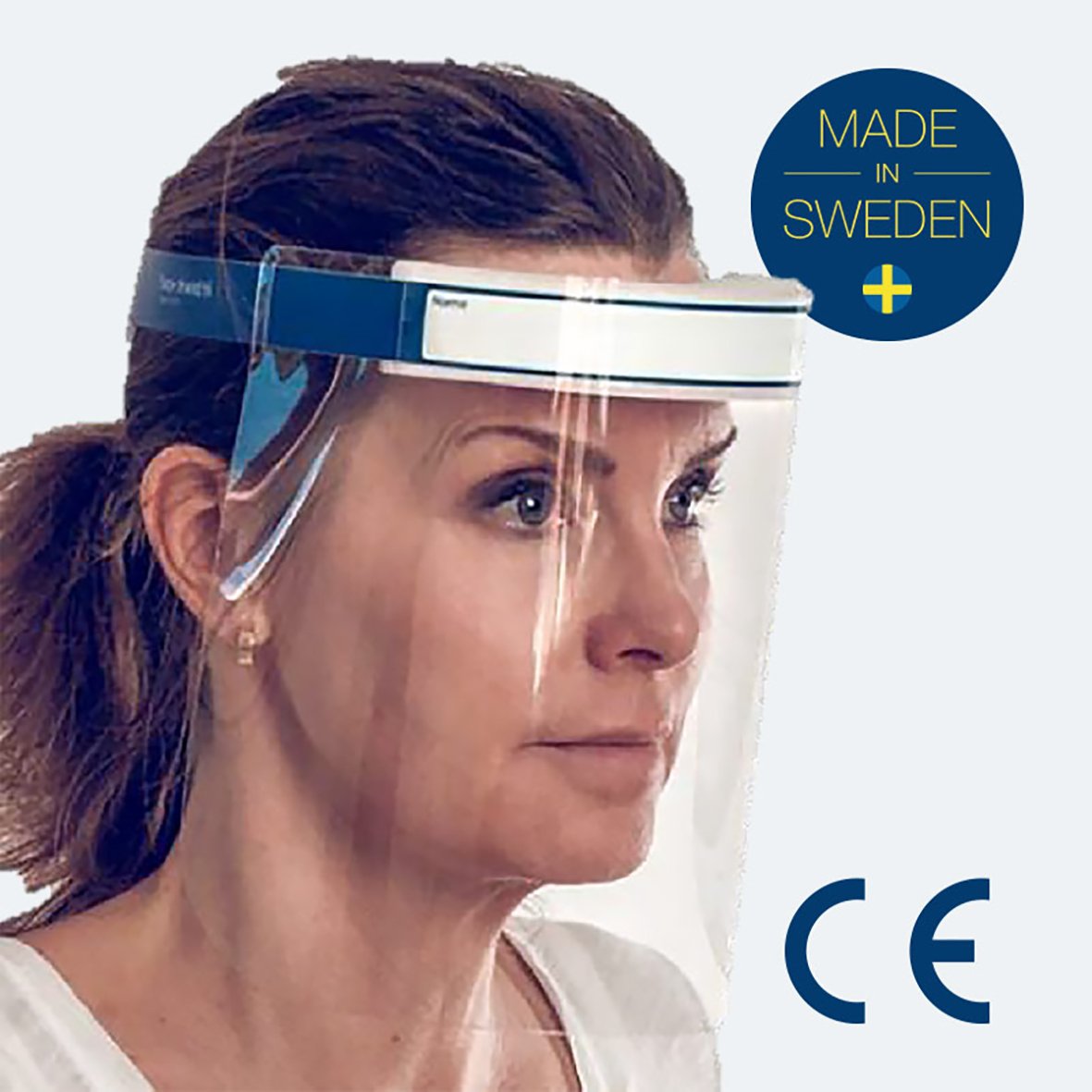 Kvinna bär ett komplett skyddsvisir med CE-märkning och svensk tillverkning
