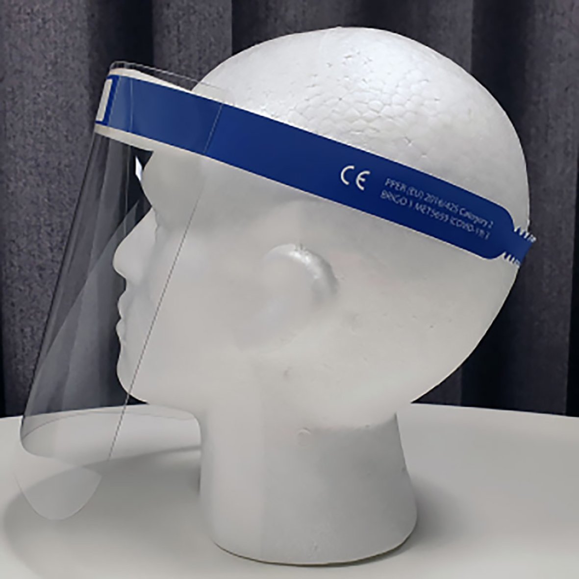Skyddsvisir komplett på en vit docka huvudet