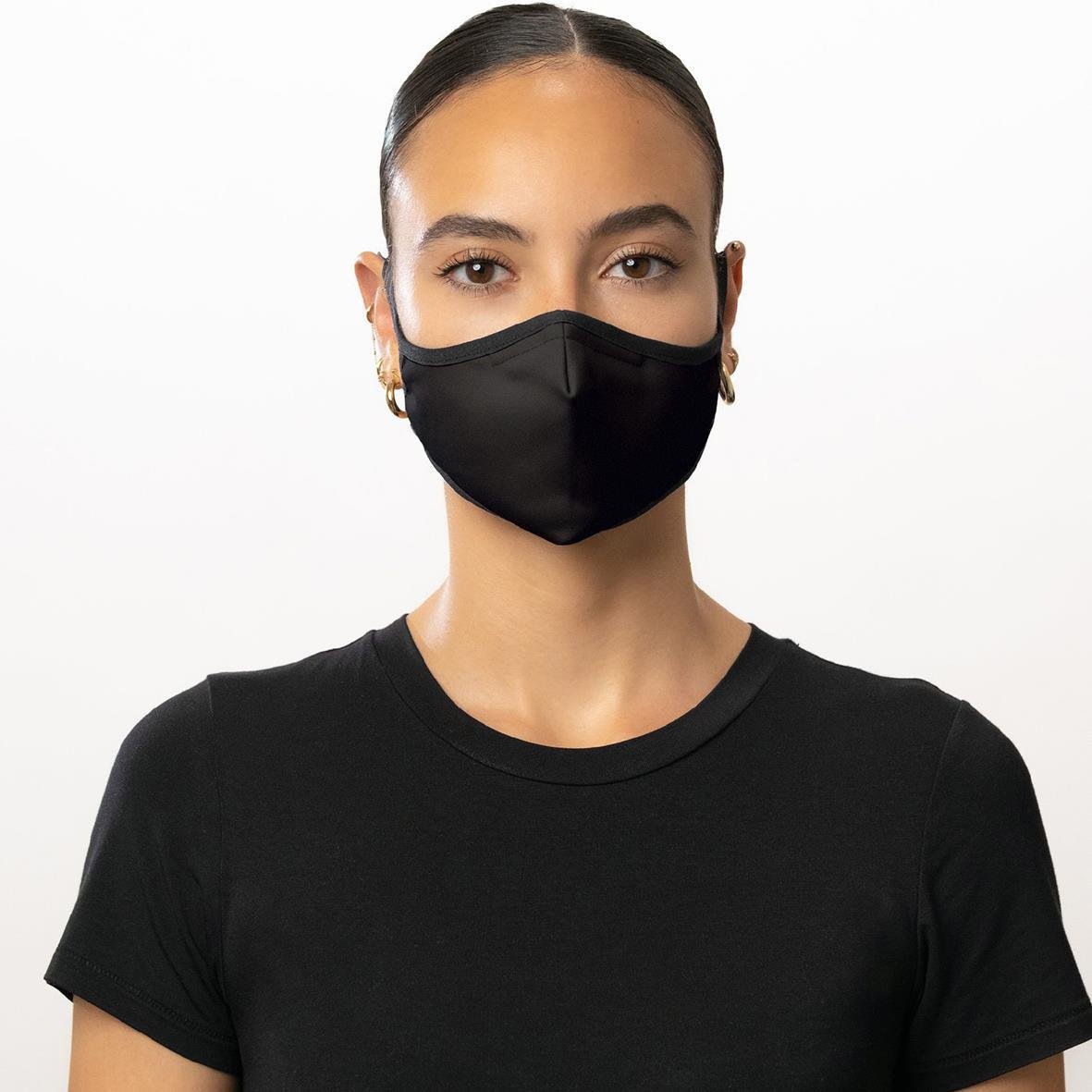 Kvinna i svart T-shirt bär svart munskydd Stogo Cloud ViralOff Svart L/XL
