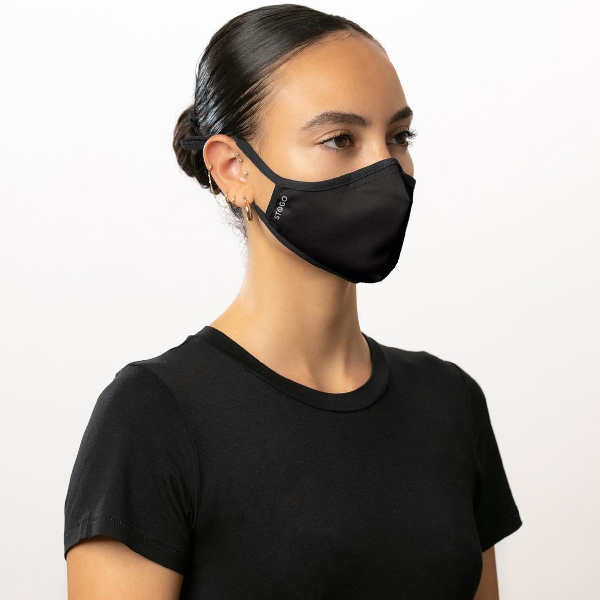 Kvinna bär svart munskydd Stogo Cloud ViralOff L/XL