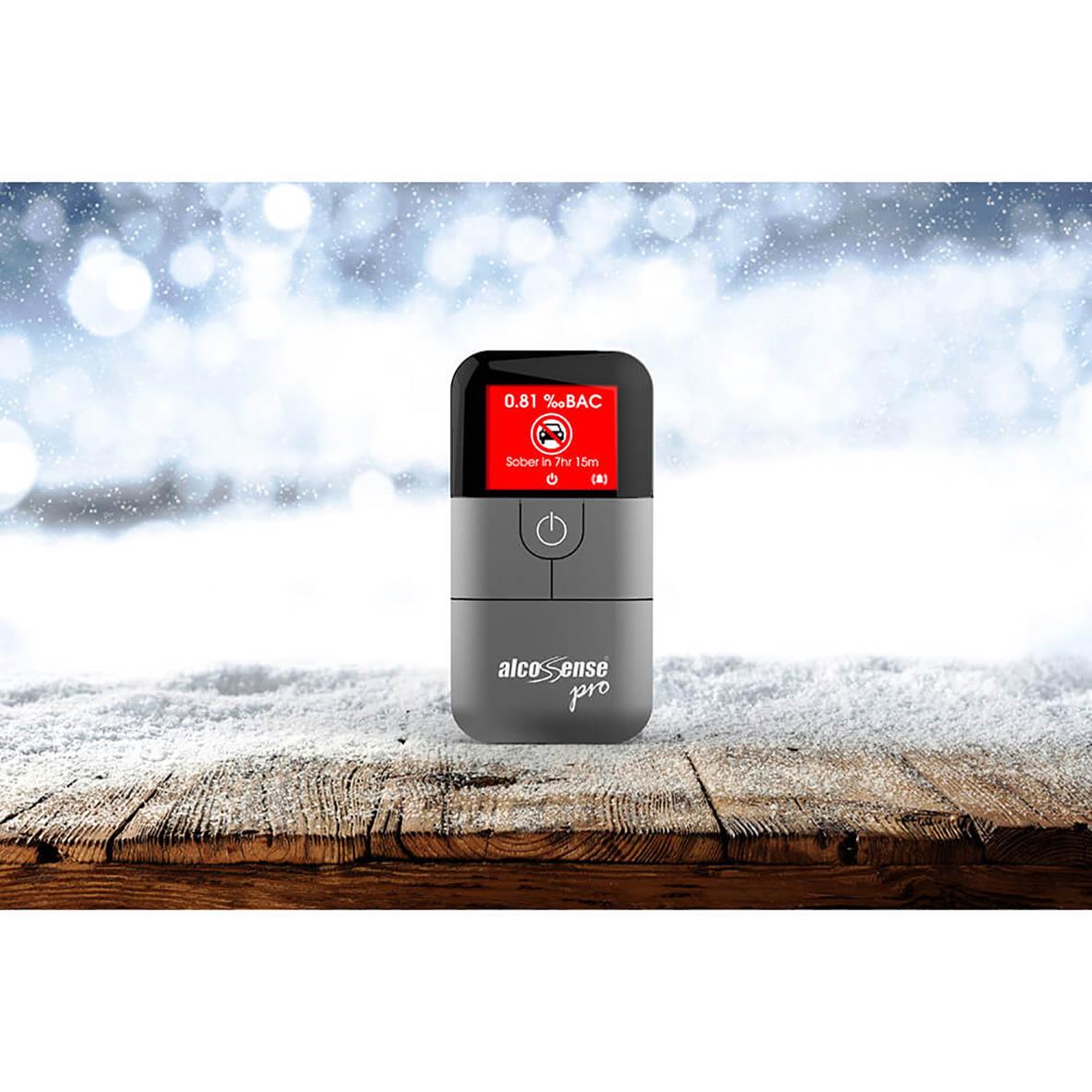 Alkoholmätare Alcosense Pro stående på träbord med snöig bakgrund